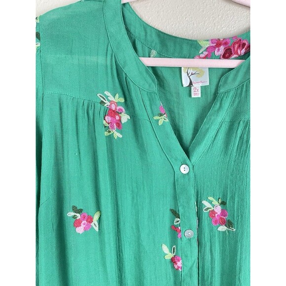 Fig & Flower Blouse Women's 2X Tunic Top Green Embroidered Floral Roll Sleeve - Picture 3 of 9